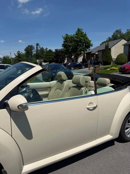 2010 Volkswagen New Beetle - Image 5 of 7
