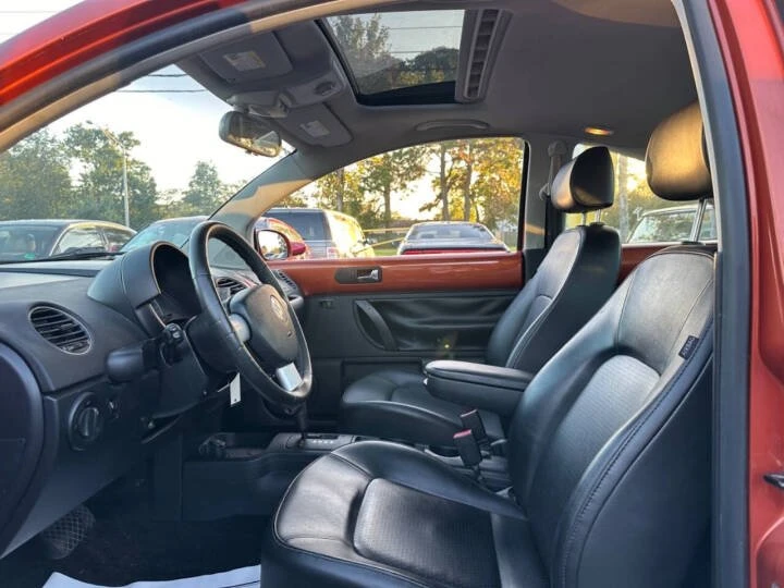 2010 Volkswagen New Beetle - Image 10 of 20