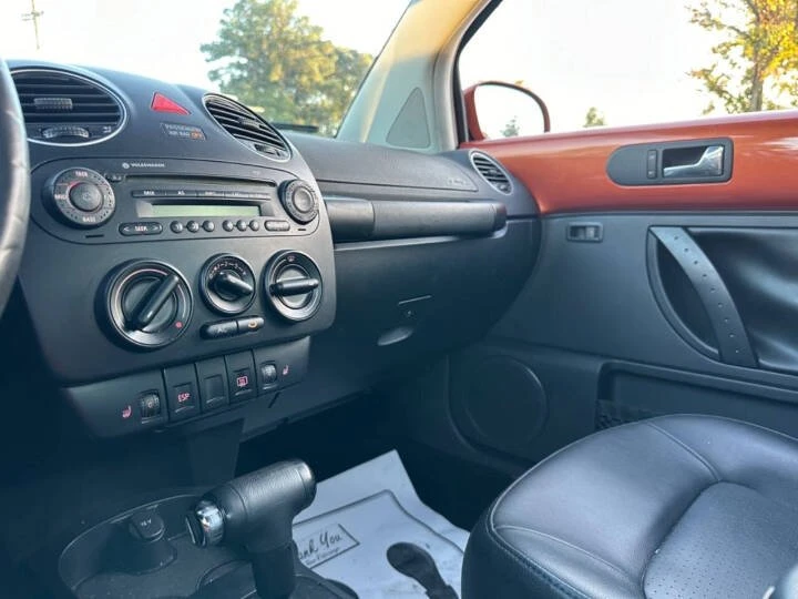 2010 Volkswagen New Beetle - Image 19 of 20