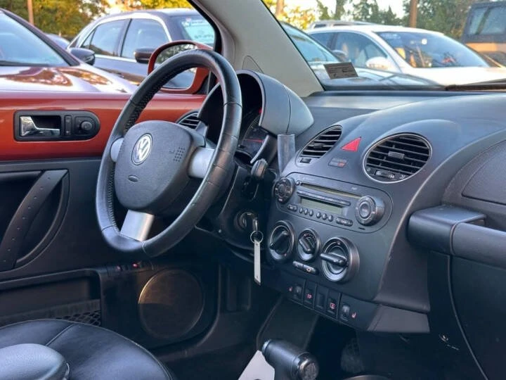 2010 Volkswagen New Beetle - Image 16 of 20