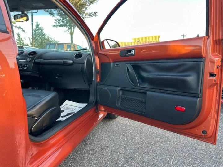 2010 Volkswagen New Beetle - Image 14 of 20