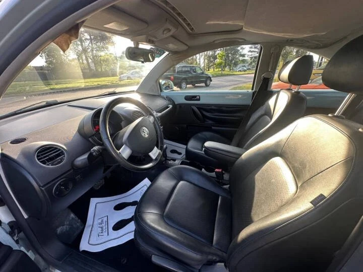 2010 Volkswagen New Beetle - Image 10 of 20
