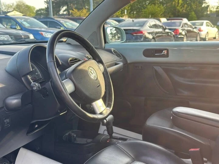 2010 Volkswagen New Beetle - Image 18 of 20