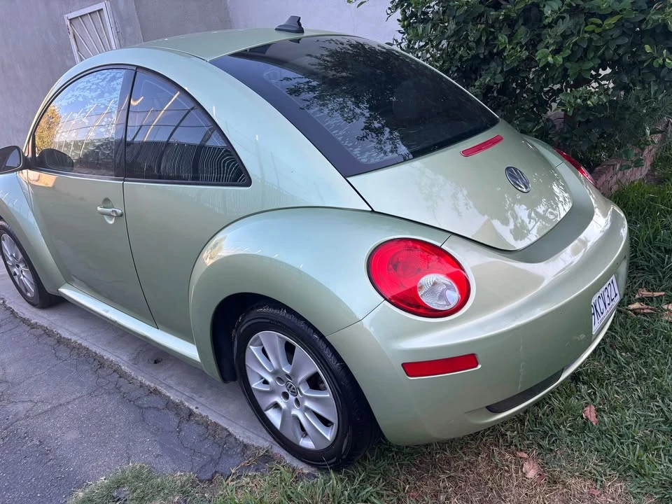 2010 Volkswagen New Beetle - Image 2 of 3