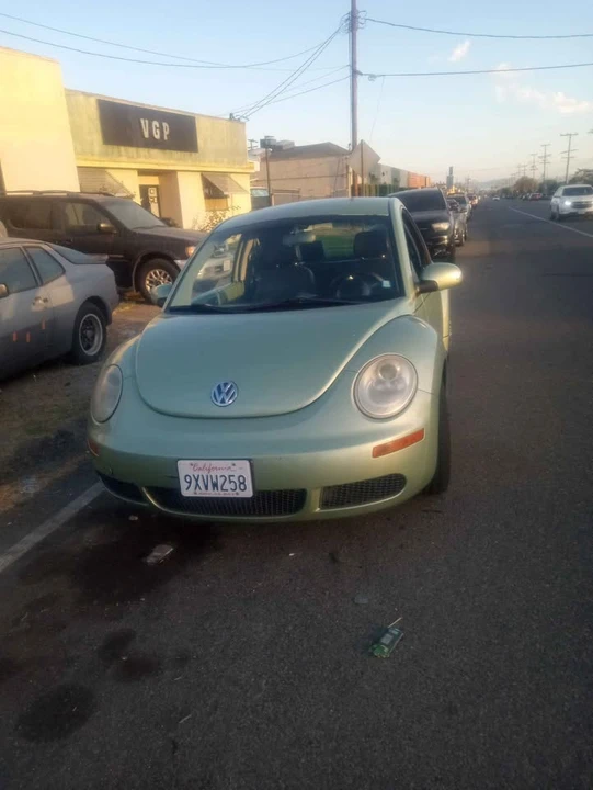 2010 Volkswagen New Beetle - Image 2 of 2
