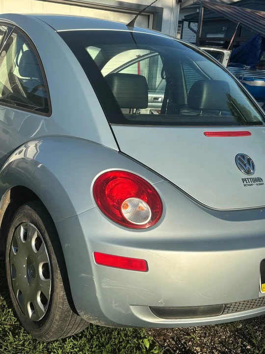 2010 Volkswagen New Beetle - Image 2 of 8