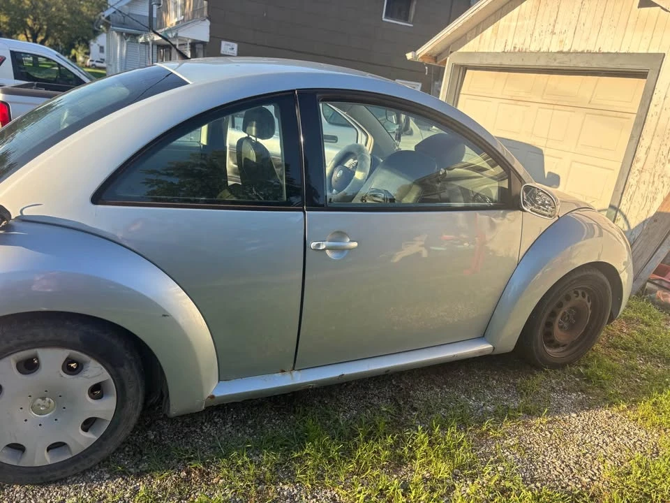 2010 Volkswagen New Beetle - Image 5 of 8