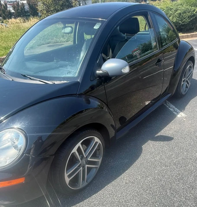 2010 Volkswagen New Beetle - Image 2 of 12