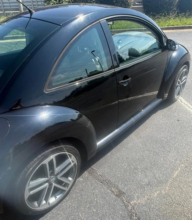 2010 Volkswagen New Beetle - Image 3 of 12
