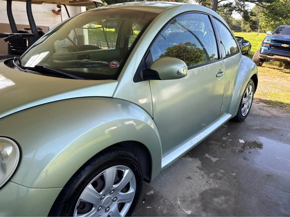 2010 Volkswagen New Beetle - Image 2 of 6