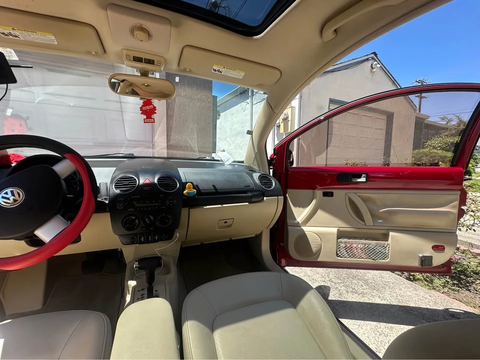 2010 Volkswagen New Beetle - Image 11 of 13