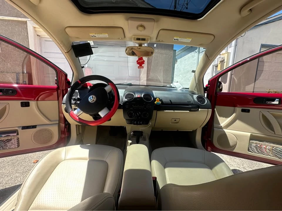 2010 Volkswagen New Beetle - Image 10 of 13