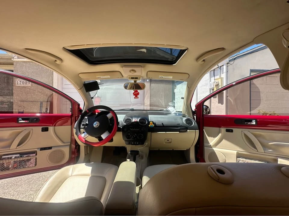 2010 Volkswagen New Beetle - Image 12 of 13