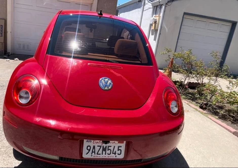 2010 Volkswagen New Beetle - Image 2 of 13