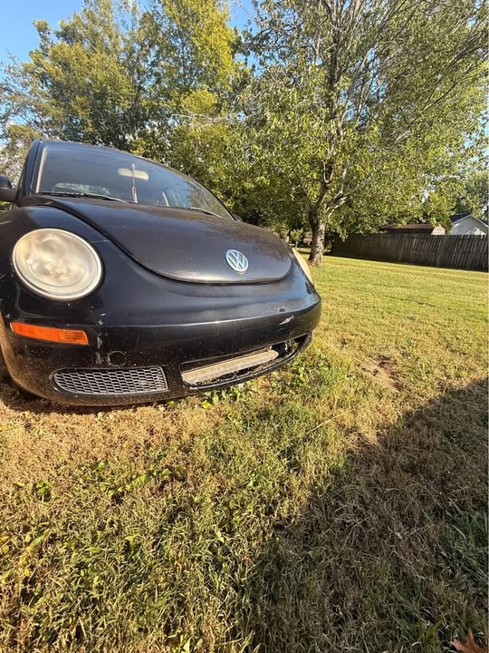 2010 Volkswagen New Beetle - Image 10 of 11