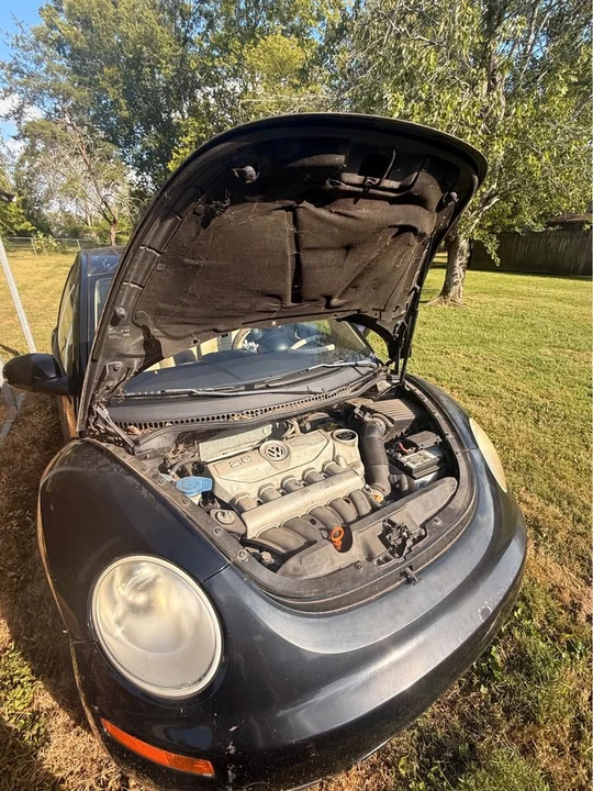 2010 Volkswagen New Beetle - Image 8 of 11