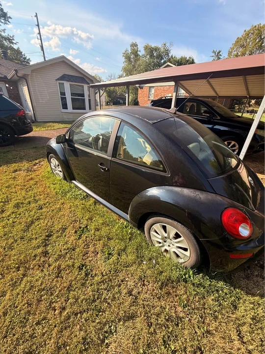 2010 Volkswagen New Beetle - Image 2 of 11