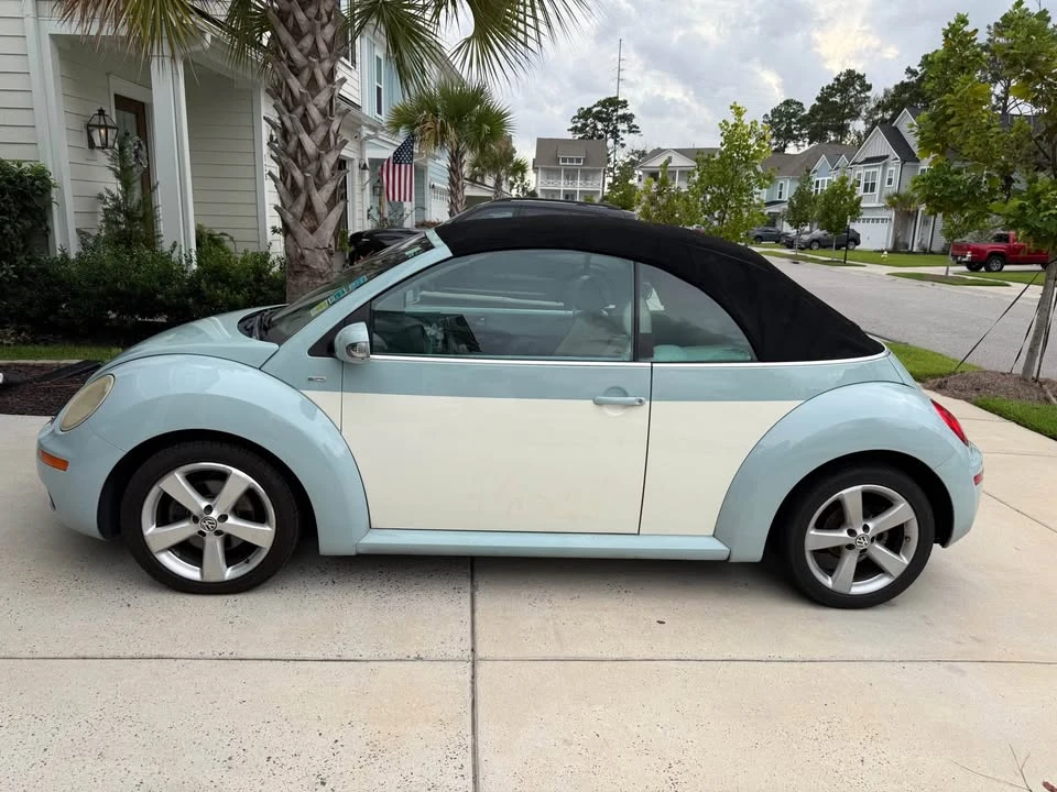 2010 Volkswagen New Beetle - Image 9 of 12