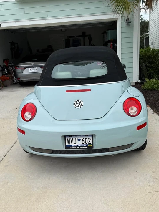 2010 Volkswagen New Beetle - Image 10 of 12