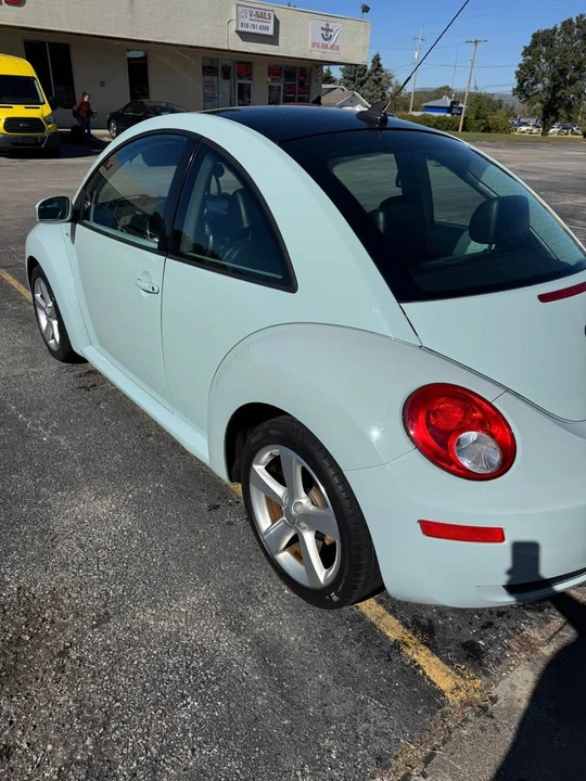 2010 Volkswagen New Beetle - Image 3 of 8