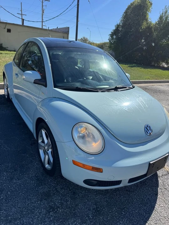 2010 Volkswagen New Beetle - Image 4 of 8