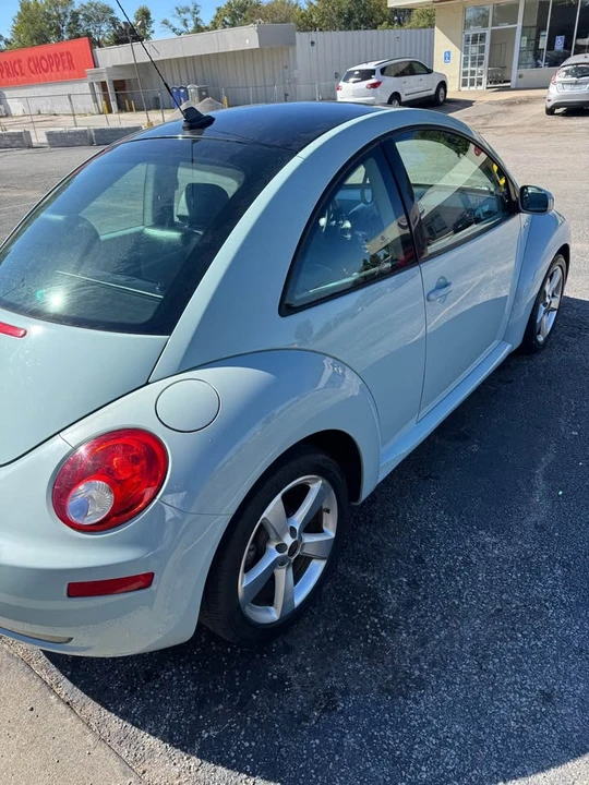 2010 Volkswagen New Beetle - Image 2 of 8