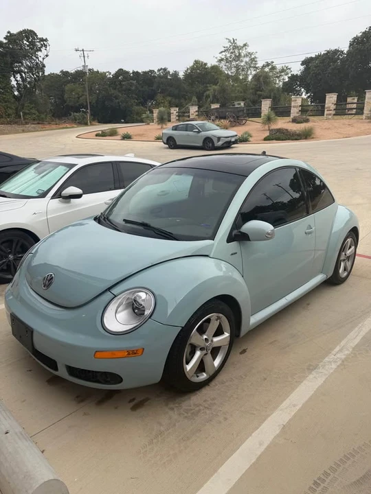 2010 Volkswagen New Beetle - Image 2 of 5