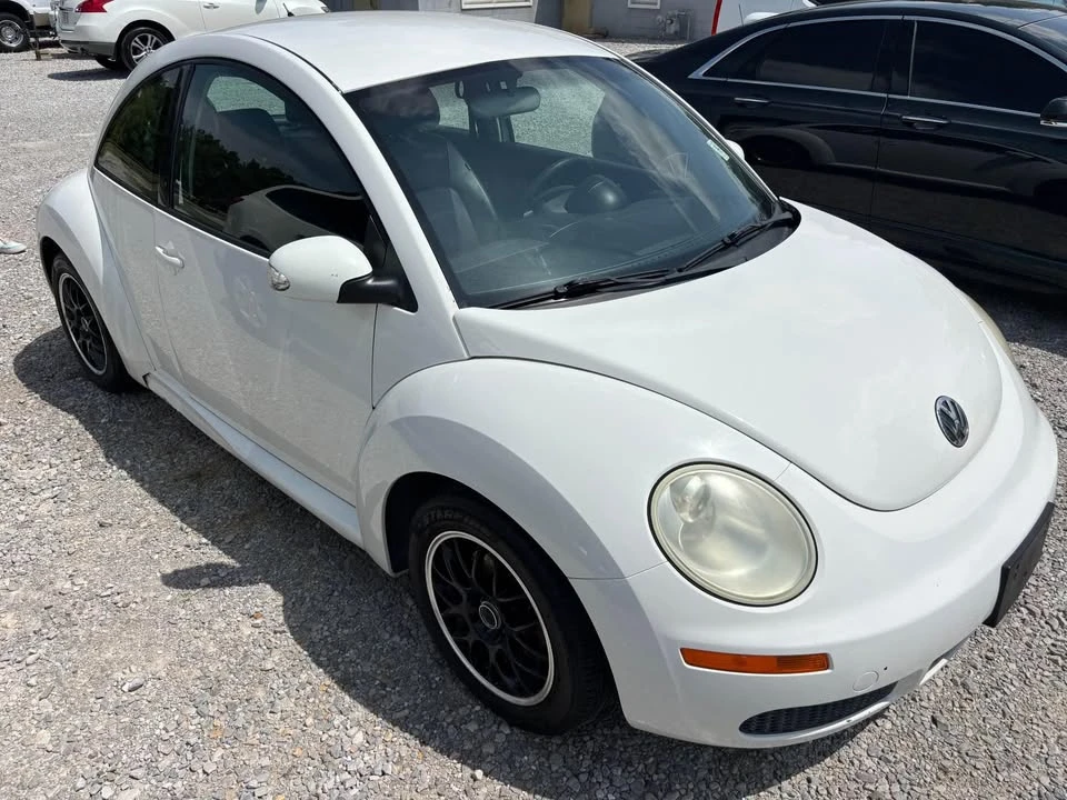 2010 Volkswagen New Beetle - Image 3 of 9