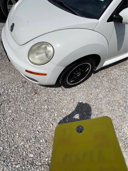2010 Volkswagen New Beetle - Image 5 of 9