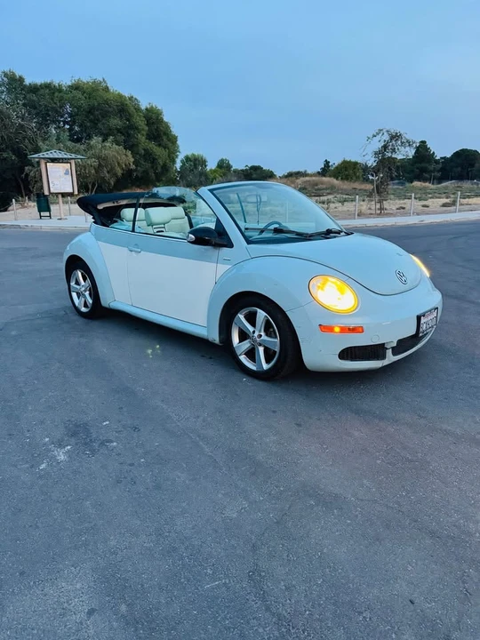 2010 Volkswagen New Beetle - Image 2 of 5