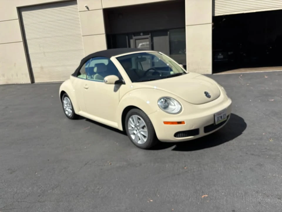 2010 Volkswagen New Beetle - Image 10 of 20