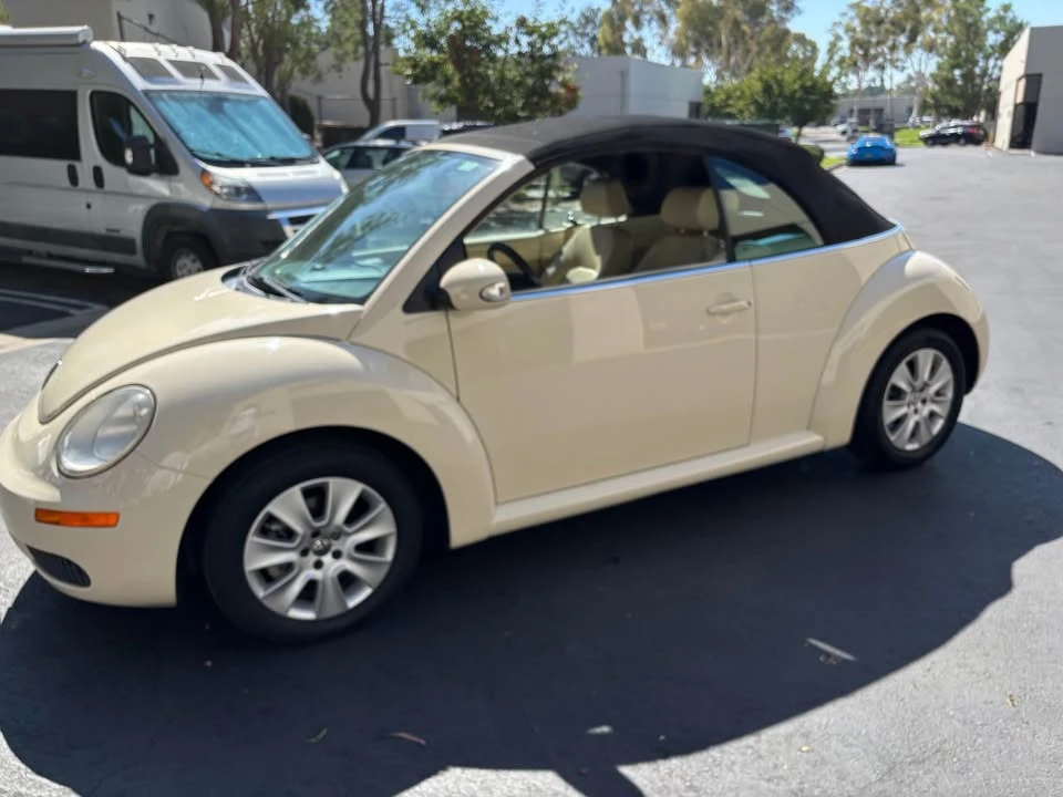 2010 Volkswagen New Beetle - Image 2 of 20