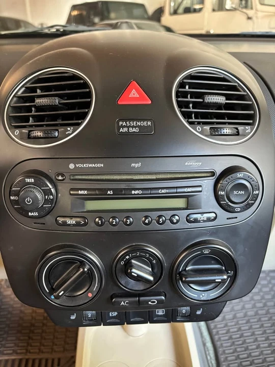 2010 Volkswagen New Beetle - Image 18 of 20