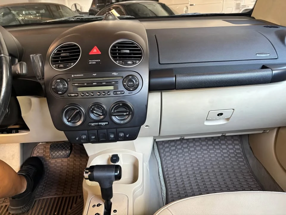 2010 Volkswagen New Beetle - Image 17 of 20