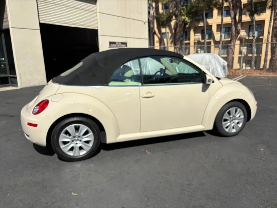 2010 Volkswagen New Beetle - Image 8 of 20