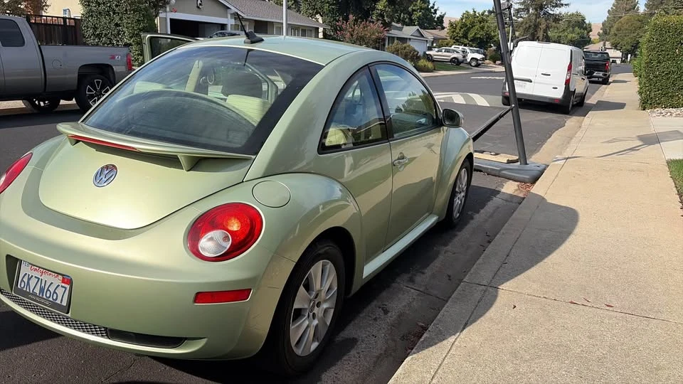 2010 Volkswagen New Beetle - Image 3 of 5