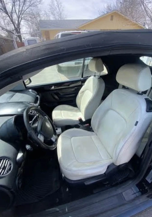 2010 Volkswagen New Beetle - Image 5 of 6