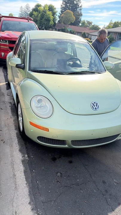 2010 Volkswagen New Beetle - Image 4 of 5