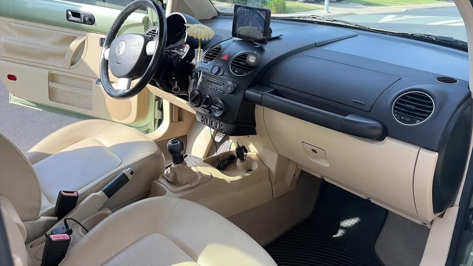 2010 Volkswagen New Beetle - Image 2 of 5