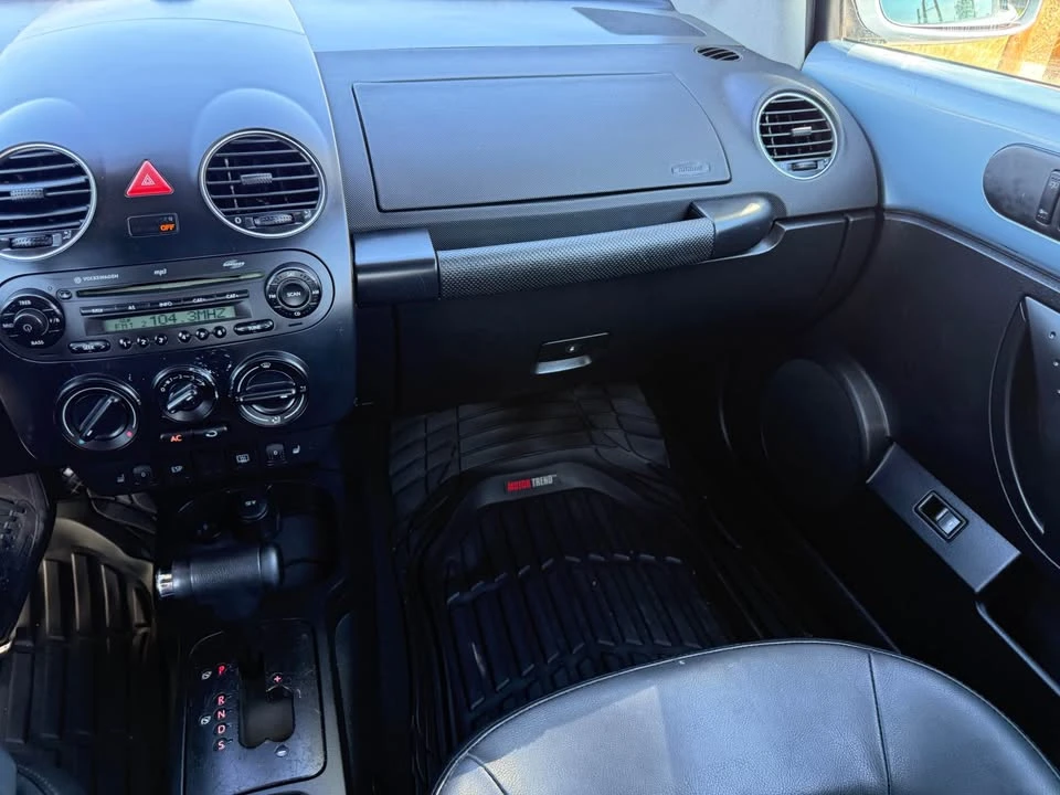2010 Volkswagen New Beetle - Image 10 of 11