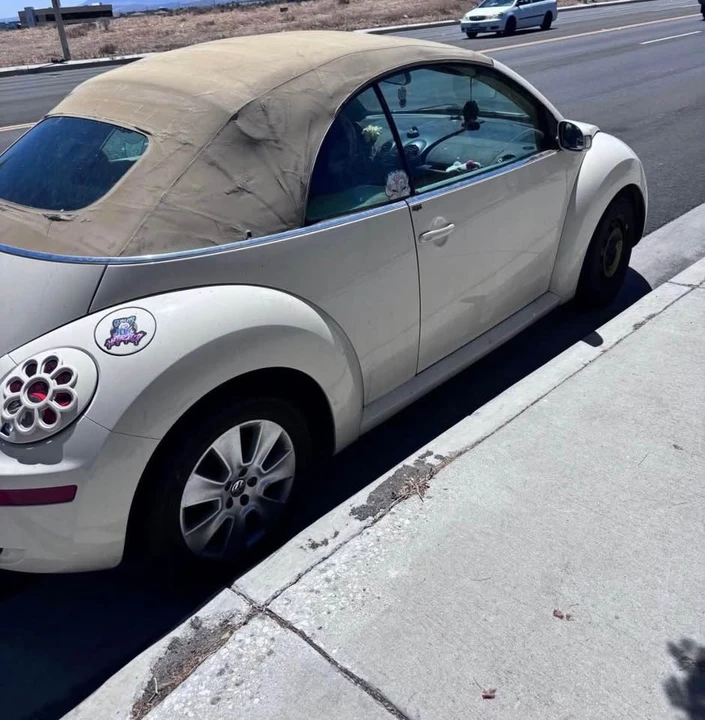 2010 Volkswagen New Beetle - Image 2 of 6