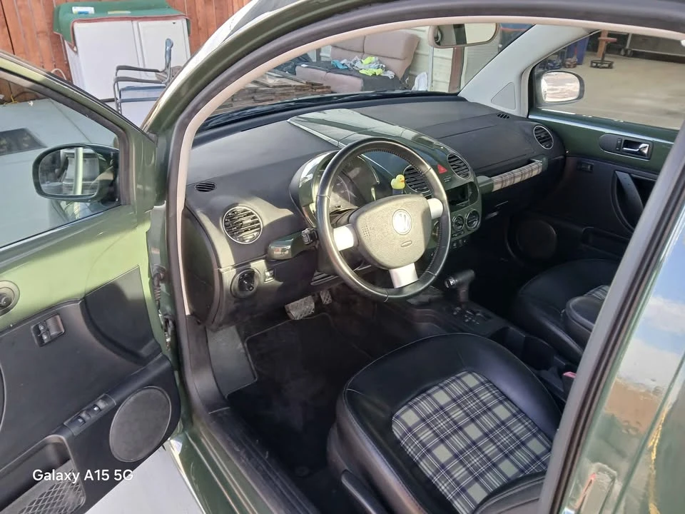 2010 Volkswagen New Beetle - Image 13 of 20