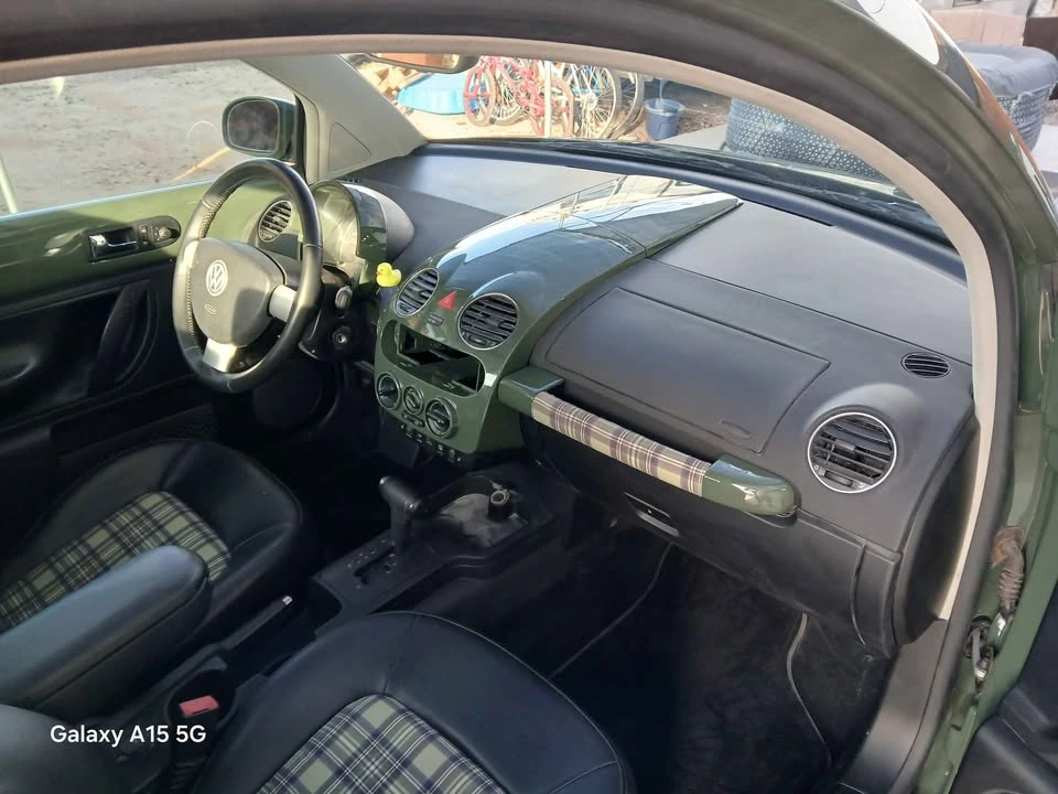 2010 Volkswagen New Beetle - Image 6 of 20
