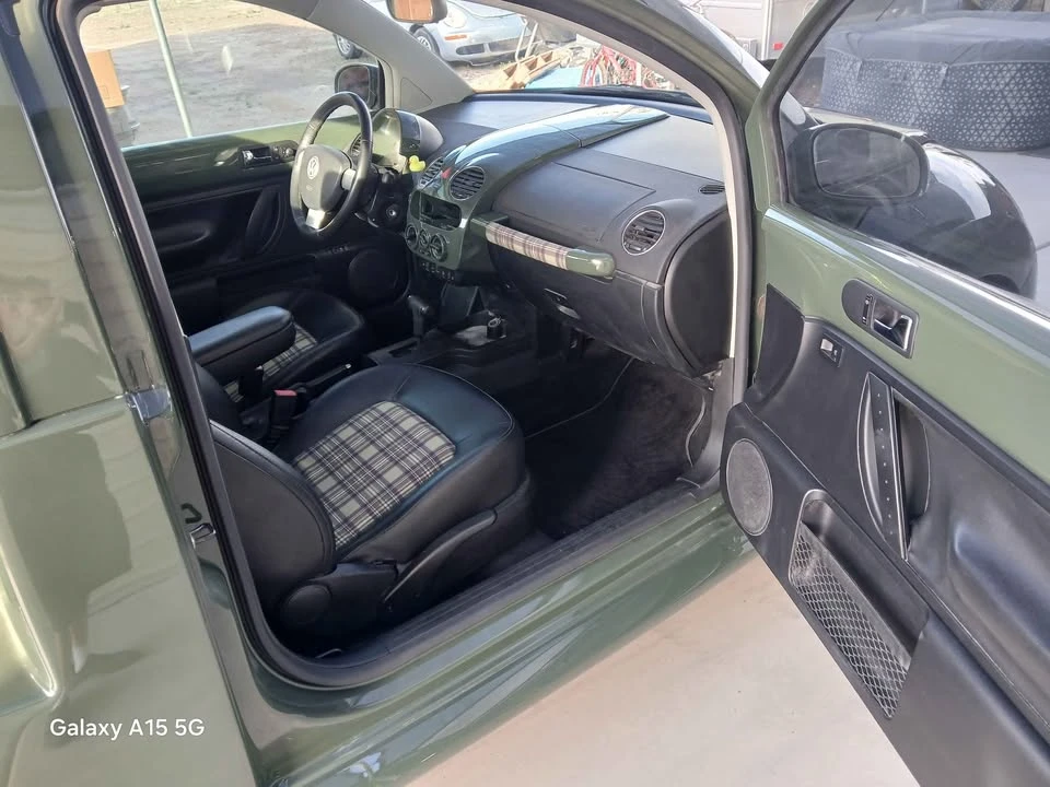 2010 Volkswagen New Beetle - Image 8 of 20
