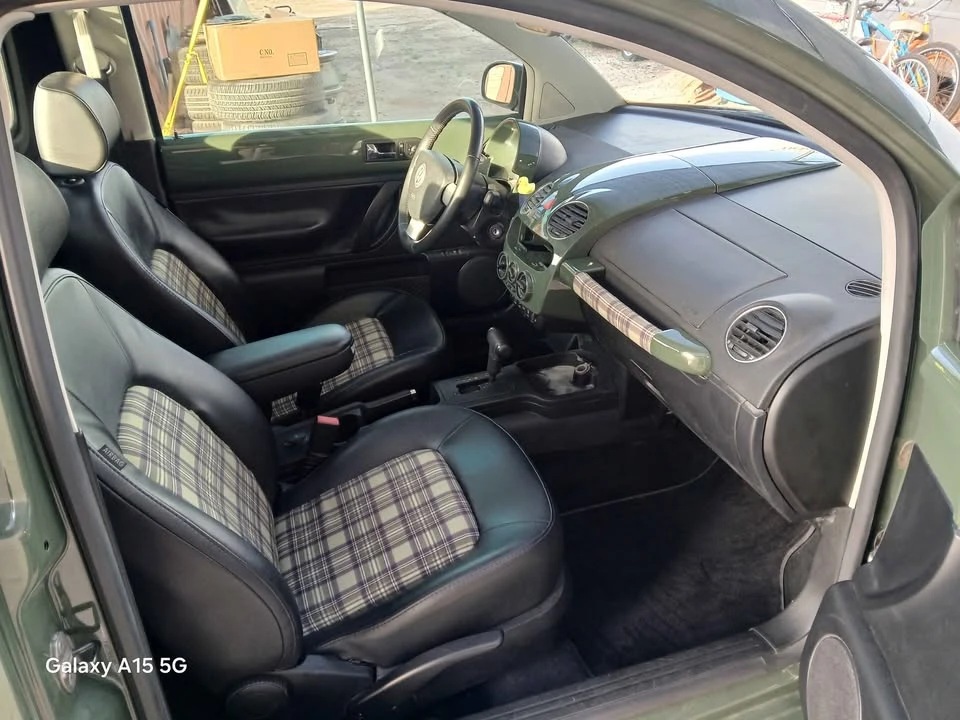 2010 Volkswagen New Beetle - Image 7 of 20