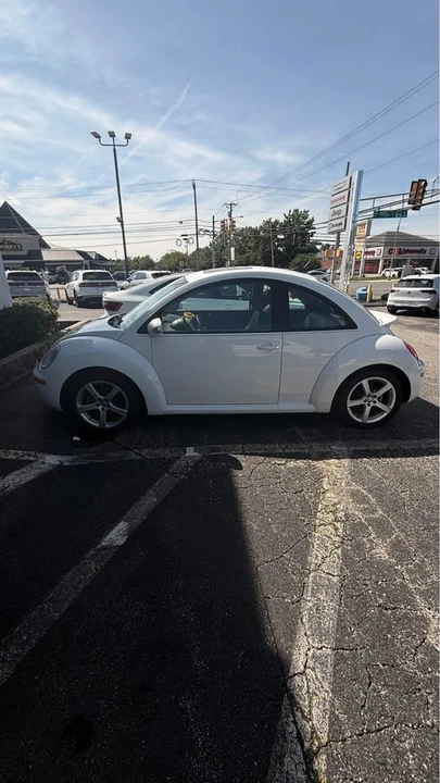 2010 Volkswagen New Beetle - Image 2 of 3