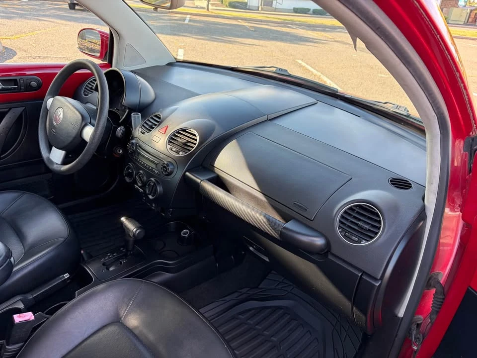 2010 Volkswagen New Beetle - Image 19 of 20
