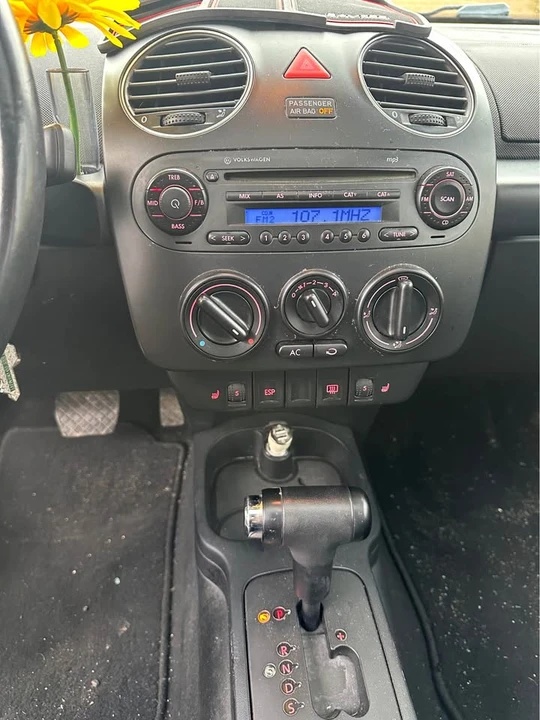2010 Volkswagen New Beetle - Image 11 of 14