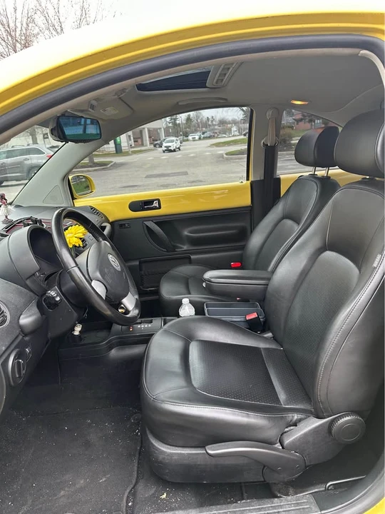 2010 Volkswagen New Beetle - Image 9 of 14