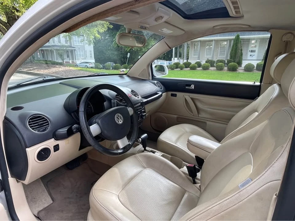 2010 Volkswagen New Beetle - Image 10 of 19